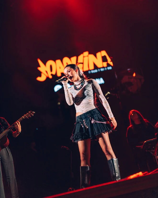 JOAQUINA deslumbra El Kaseya Center de Miami durante su performance como artista de apertura para la gira ‘SI AYER FUERA HOY’ de MORAT